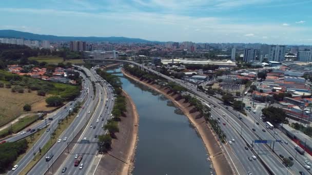 Otoyollar Arasında Güzel Bir Nehrin Havadan Görünüşü Şehir Manzarası Işte — Stok video