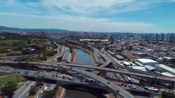 Αεροφωτογραφία Ενός Όμορφου Ποταμού Ανάμεσα Αυτοκινητόδρομους Τοπίο Του Αστικού Τοπίου — Αρχείο Βίντεο
