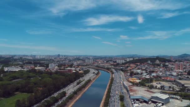 Vista Aérea Belo Rio Entre Rodovias Paisagem Paisagem Urbana Grande — Vídeo de Stock