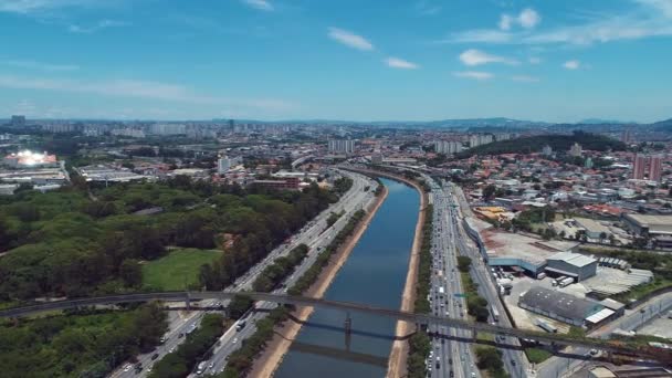 高速道路の間の美しい川の空中ビュー 街の風景 素晴らしい風景 ブラジル サンパウロのマルグナル ティーテ — ストック動画