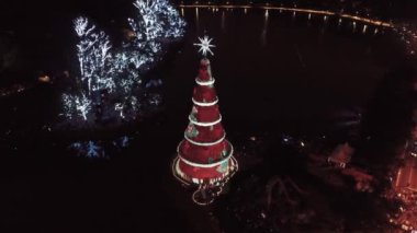 Ibirapuera Park, Sao Paulo, Brezilya 'daki Noel Ağacı' nın hava manzarası. Noel Baba ve yeni yıl kutlaması. Harika manzara.