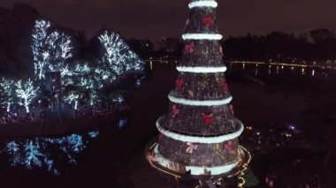 Ibirapuera Park, Sao Paulo, Brezilya 'daki Noel Ağacı' nın hava manzarası. Noel Baba ve yeni yıl kutlaması. Harika manzara.