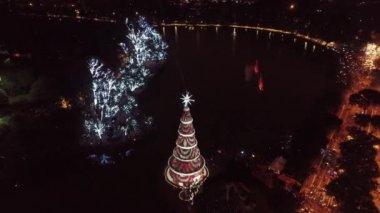 Ibirapuera Park, Sao Paulo, Brezilya 'daki Noel Ağacı' nın hava manzarası. Noel Baba ve yeni yıl kutlaması. Harika manzara.