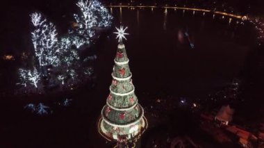 Ibirapuera Park, Sao Paulo, Brezilya 'daki Noel Ağacı' nın hava manzarası. Noel Baba ve yeni yıl kutlaması. Harika manzara.
