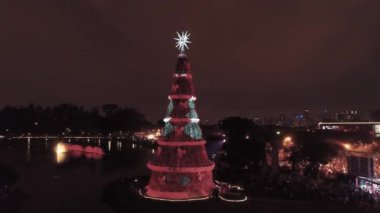 Ibirapuera Park, Sao Paulo, Brezilya 'daki Noel Ağacı' nın hava manzarası. Noel Baba ve yeni yıl kutlaması. Harika manzara.
