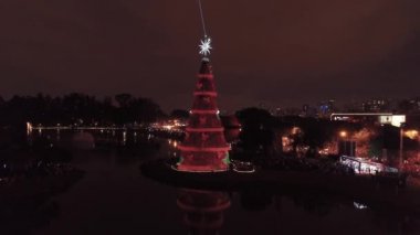 Ibirapuera Park, Sao Paulo, Brezilya 'daki Noel Ağacı' nın hava manzarası. Noel Baba ve yeni yıl kutlaması. Harika manzara.