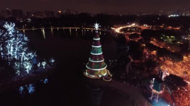 Ibirapuera Park, Sao Paulo, Brezilya 'daki Noel Ağacı' nın hava manzarası. Noel Baba ve yeni yıl kutlaması. Harika manzara.