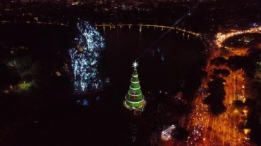 Ibirapuera Park, Sao Paulo, Brezilya 'daki Noel Ağacı' nın hava manzarası. Noel Baba ve yeni yıl kutlaması. Harika manzara.