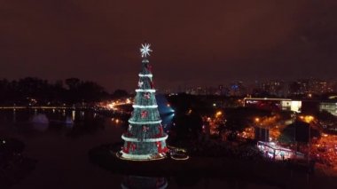 Ibirapuera Park, Sao Paulo, Brezilya 'daki Noel Ağacı' nın hava manzarası. Noel Baba ve yeni yıl kutlaması. Harika manzara.