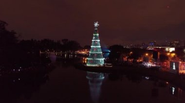 Ibirapuera Park, Sao Paulo, Brezilya 'daki Noel Ağacı' nın hava manzarası. Noel Baba ve yeni yıl kutlaması. Harika manzara.