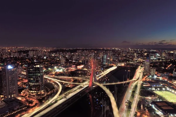 Noel ve Yeni Yıl Kutlamaları için süslenmiş ünlü Estaiada Köprüsü 'nün hava manzarası. Sao Paulo, Brezilya