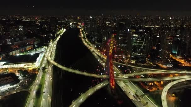 クリスマスと新年のお祝いのために飾られた有名なEstaiada Bridgeの空中ビュー ブラジルのサンパウロ — ストック動画