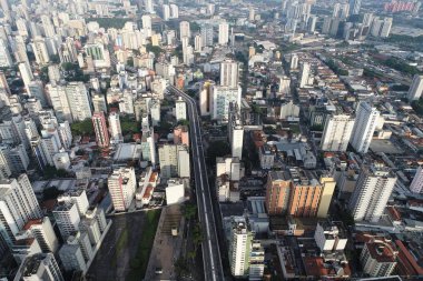 Sao Paulo, Brezilya 'da güneşin doğuşunu gösteren hava manzarası. Harika manzara..