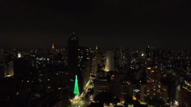 Geceleri kamu binalarının havadan görünüşü. Brezilya, Sao Paulo 'nun ünlü yerleri. Harika manzara..