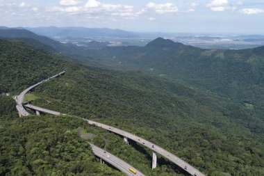 Testeredeki ünlü Imigrantes Yolu 'nun havadan görünüşü. Dağlar arasındaki manzara harika. Serra do Mar 's State Park, Sao Paulo, Brezilya