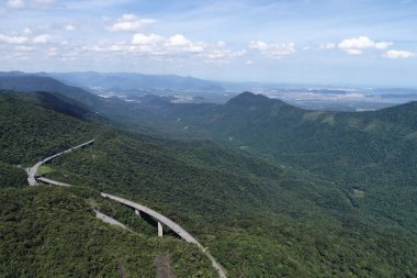 Testeredeki ünlü Imigrantes Yolu 'nun havadan görünüşü. Dağlar arasındaki manzara harika. Serra do Mar 's State Park, Sao Paulo, Brezilya
