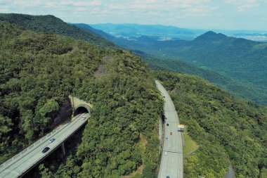 Testeredeki ünlü Imigrantes Yolu 'nun havadan görünüşü. Dağlar arasındaki manzara harika. Serra do Mar 's State Park, Sao Paulo, Brezilya