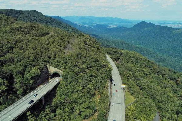 Testeredeki ünlü Imigrantes Yolu 'nun havadan görünüşü. Dağlar arasındaki manzara harika. Serra do Mar 's State Park, Sao Paulo, Brezilya
