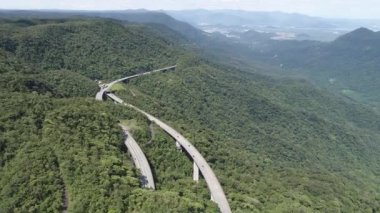 Testeredeki ünlü Imigrantes Yolu 'nun havadan görünüşü. Dağlar arasındaki manzara harika. Serra do Mar 's State Park, Sao Paulo, Brezilya