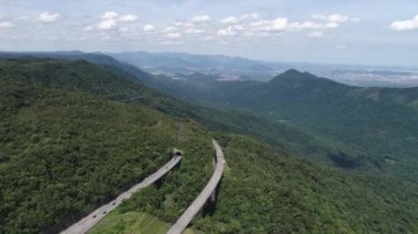 Testeredeki ünlü Imigrantes Yolu 'nun havadan görünüşü. Dağlar arasındaki manzara harika. Serra do Mar 's State Park, Sao Paulo, Brezilya
