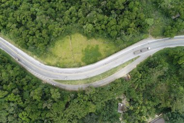 Testeredeki ünlü Padre Manoel da Nobrega Yolu 'nun havadan görünüşü. Dağlar arasındaki manzara harika. Serra do Mar 's State Park, Sao Paulo, Brezilya