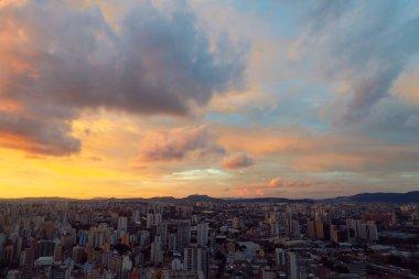 Sao Paulo, Brezilya 'da günbatımının hava manzarası. Harika günbatımı sahnesi. Muhteşem bir manzara. Şehirde renklerin patlaması.