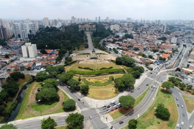 Brezilya 'nın bağımsızlık parkının ve anıtının havadan görünüşü. Ipiranga, Sao Paulo, Brezilya. Şehrin dönüm noktası. Turizm noktası.
