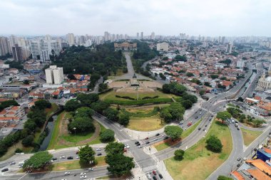 Brezilya 'nın bağımsızlık parkının ve anıtının havadan görünüşü. Ipiranga, Sao Paulo, Brezilya. Şehrin dönüm noktası. Turizm noktası.