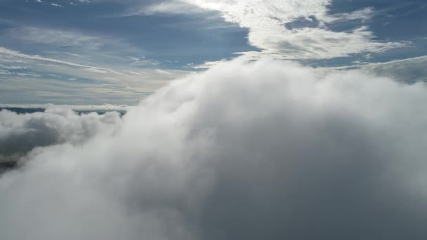 Drönaren Flyger Ovanför Molnen Med Vacker Himmel Stort Landskap — Stockvideo