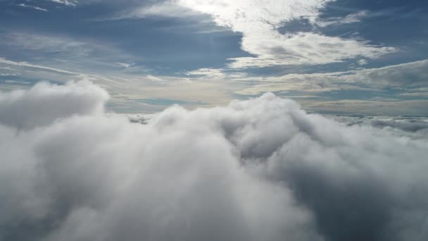 Drone volant au-dessus des nuages avec un ciel magnifique. Grand paysage .