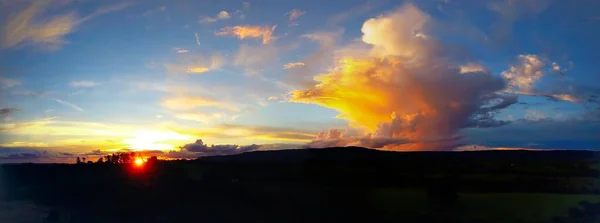 Panorama Vista Cena Pôr Sol Dia Ensolarado Grande Paisagem Cena — Fotografia de Stock