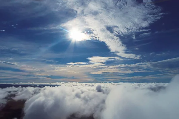 ドローンは美しい空で雲の上を飛んでいます 素晴らしい風景 — ストック写真