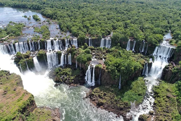 从空中俯瞰高山上美丽的瀑布 伟大的风景 大自然的美景 — 图库照片