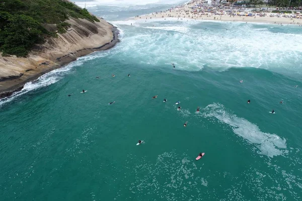 Αεροφωτογραφία Των Surfers Στο Κύμα Ρίο Ντε Τζανέιρο Της Πόλης — Φωτογραφία Αρχείου