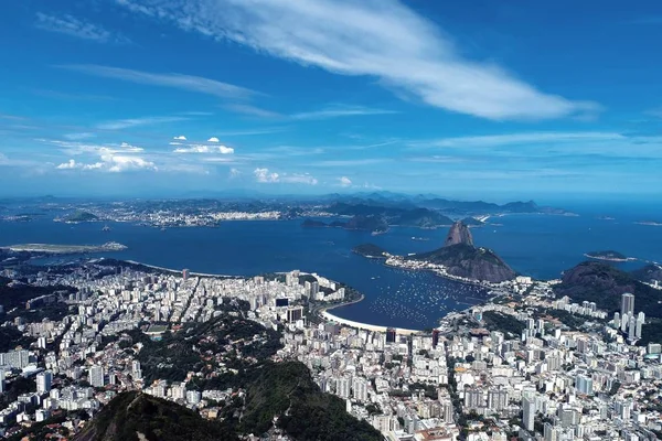 晴れた日にリオ ジャネイロ市の空中ビュー ブラジル 有名な素晴らしい都市 素晴らしい風景 目的地へ熱帯旅行 休暇先 — ストック写真