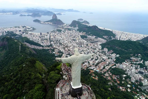リオデジャネイロ ブラジルでの贖い主キリストの空中ビュー 素晴らしい風景 素晴らしい街だ目的地へ熱帯旅行 休暇先 — ストック写真