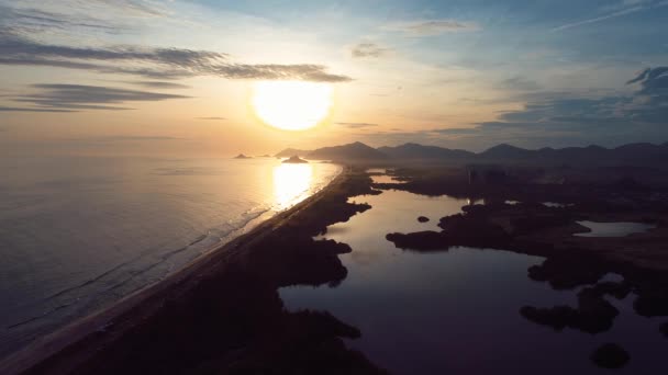 Αεροφωτογραφία Του Ηλιοβασιλέματος Στην Παραλία Barra Tijuca Ρίο Ντε Τζανέιρο — Αρχείο Βίντεο