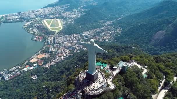 リオデジャネイロ ブラジルでの贖い主キリストの空中ビュー 素晴らしい風景 素晴らしい街だ目的地へ熱帯旅行 休暇先 — ストック動画