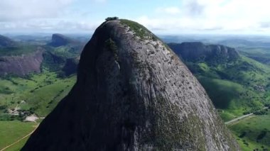 Dev dağ ve kayaların panoramik görüntüsü. Harika bir manzara. Kır manzarası.