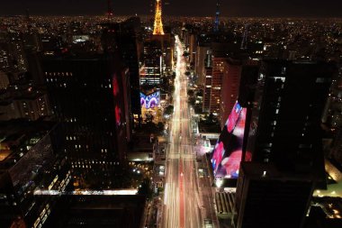 Sao Paulo, Brezilya 'da aydınlatılmış bir caddenin panoramik manzarası. Paulista Caddesi. Harika bir manzara. Renkli manzara.