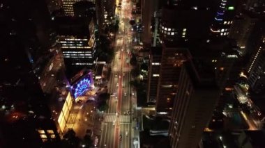 Sao Paulo, Brezilya 'da aydınlatılmış bir caddenin panoramik manzarası. Paulista Caddesi. Harika bir manzara. Renkli manzara.