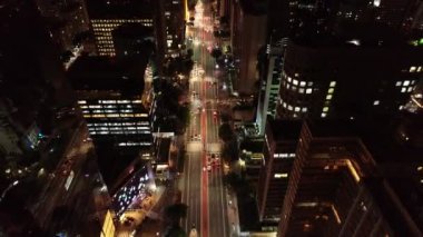 Sao Paulo, Brezilya 'da aydınlatılmış bir caddenin panoramik manzarası. Paulista Caddesi. Harika bir manzara. Renkli manzara.
