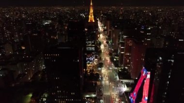 Sao Paulo, Brezilya 'da aydınlatılmış bir caddenin panoramik manzarası. Paulista Caddesi. Harika bir manzara. Renkli manzara.