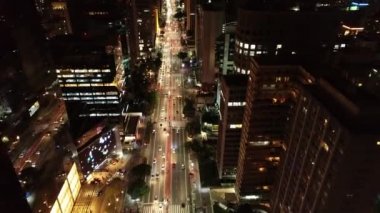 Sao Paulo, Brezilya 'da aydınlatılmış bir caddenin panoramik manzarası. Paulista Caddesi. Harika bir manzara. Renkli manzara.