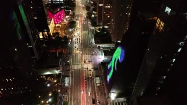 Sao Paulo, Brezilya 'da aydınlatılmış bir caddenin panoramik manzarası. Paulista Caddesi. Harika bir manzara. Renkli manzara.