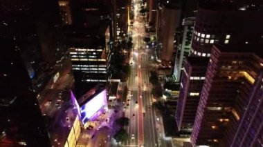 Sao Paulo, Brezilya 'da aydınlatılmış bir caddenin panoramik manzarası. Paulista Caddesi. Harika bir manzara. Renkli manzara.