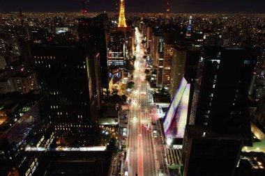 Sao Paulo, Brezilya 'da aydınlatılmış bir caddenin panoramik manzarası. Paulista Caddesi. Harika bir manzara. Renkli manzara