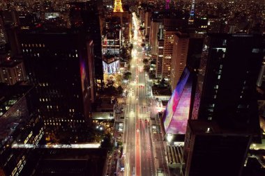 Sao Paulo, Brezilya 'da aydınlatılmış bir caddenin panoramik manzarası. Paulista Caddesi. Harika bir manzara. Renkli manzara
