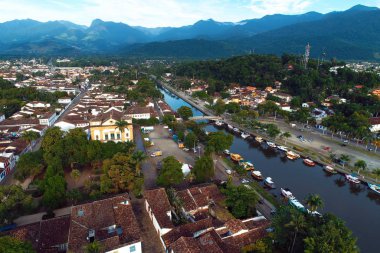 Brezilya, Rio de Janeiro 'daki Paraty' nin tarihi merkezinin tekneli havadan görüntüsü. Harika manzara..