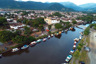 Brezilya, Rio de Janeiro 'daki Paraty' nin tarihi merkezinin tekneli havadan görüntüsü. Harika manzara..